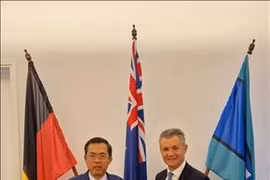 越南驻澳大利亚大使范雄心向澳大利亚众议院议员、移民部联合部长马特· 悉苏伟赠送礼品。图自越通社