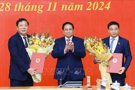 范明政总理向财政部长和交通运输部长授予任命书。图自越通社