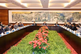 越共中央总书记、国家主席苏林与中共中央党校领导举行工作会议。图自越通社