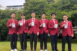 越南国家队在2024年国际数学奥林匹克竞赛中获得6枚奖牌。图自越通社