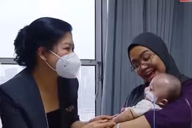 吴芳璃夫人慰问在医院接受治疗的儿科患者和患者家属。图自越通社