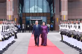 越共中央总书记苏林夫妇在吉隆坡国际机场。图自越通社