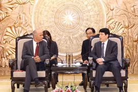 越共中央书记处常务书记梁强会见葡萄牙共产党总书记保罗·雷蒙多。图自越通社