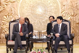 越共中央书记处常务书记梁强会见葡萄牙共产党总书记保罗·雷蒙多。图自越通社