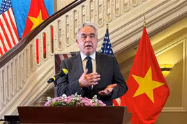 美国常务副国务卿库尔特·坎贝尔发表讲话。图自越通社