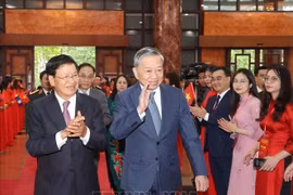 老挝人民革命党中央总书记、国家主席通伦·西苏里与越共中央总书记、国家主席苏林出席见面会。图自越通社