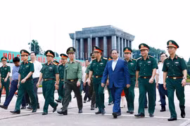 越南政府总理范明政实地考察胡志明主席陵定期维修、保养工作。图自越通社