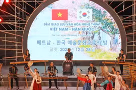 越南大叻市——韩国春川市艺术文化交流晚会于2023年12月28日举行。图自越通社
