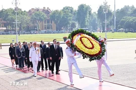 亚美尼亚共和国议会议长瞻仰胡志明主席遗容。图自越通社