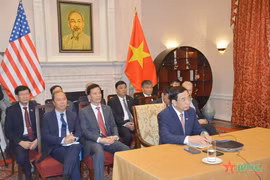 越南国防部长潘文江与美国参议员帕特里克·莱希通电话。图自越通社