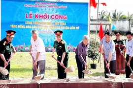 向同奈省锦美县少数民族同胞提供文化体育工程的建设经费。图自人民军队报