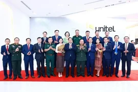 政府总理范明政与Unitel工作人员合影。图自越通社