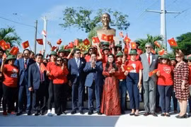越南政府总理范明政夫妇出席设在圣多明各市的胡志明主席塑像修缮落成仪式。图自越通社