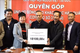 德国越南人为国内受灾地区筹集善款。图自越通社