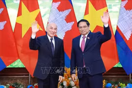 政府总理范明政会见柬埔寨国王诺罗敦•西哈莫尼。图自越通社