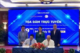 各商业协会在现场签署了关于全面合作支持越南品牌市场的谅解备忘录。图自越通社