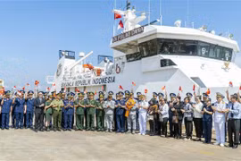 印尼海事安全局KN Pulau Dana-323号巡逻舰欢迎仪式。图自越通社