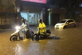 越南首都河内遭遇强降雨 市内积水严重 （组图）