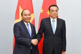 ASEM 12: 阮春福总理会见中国国务院总理李克强