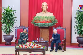 越共中央总书记会见老挝国防部长占沙蒙•占雅拉