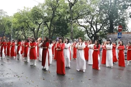 2023年河内旅游奥黛节：为游客献上一场精彩的尊巴奥黛舞蹈节目