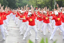 组图: 2000多名老年人参加国际老年人日（10月1日）庆祝活动