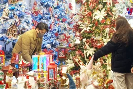 圣诞节日益临近 喜庆用品市场较为活跃