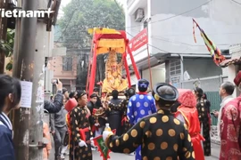 河内市五个目村庙会的迎轿仪式颇受游客的青睐