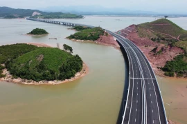 组图：广宁省云屯-芒街高速公路落成投运