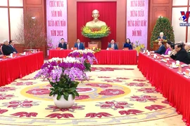 越共中央总书记阮富仲向历届党和国家领导人致以新春的祝福