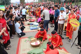 雄王祭祖日和雄王庙庙会：2019年包粽子和打糍粑比赛（组图）