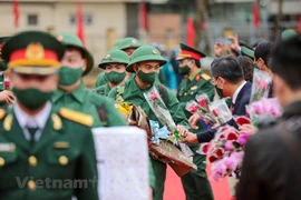 组图：河内市上千名新兵纷纷启程奔赴军营