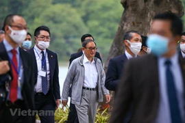 组图：日本首相菅义伟在还剑湖走路锻炼身体