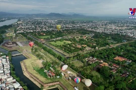 缤纷多彩的热气球点缀越南顺化市天空