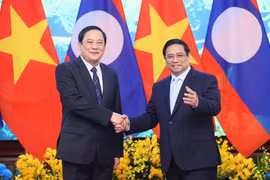 越南政府总理范明政与老挝总理宋赛•西潘敦举行会谈