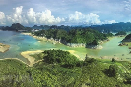 组图：西北山区的下龙湾——和平湖的迷人风景