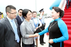 越南国会主席阮氏金银抵达江苏 开始对中国进行正式访问（组图）
