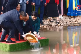 越南国家主席阮春福和海外越侨在敬天殿敬香