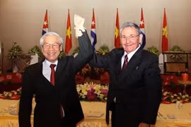 2012年7月8日，古巴共产党中央委员会第一书记、国务委员会主席兼部长会议主席劳尔·卡斯特罗·鲁兹将军与阮富仲总书记在河内会面。图自越通社