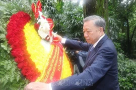 越共中央总书记、国家主席苏林在黄花岗烈士陵园敬献鲜花。图自越通社