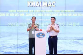 越南海警政委裴国威中将和中国海警局副政委刘厚杰少将在交流会开幕式。图自越通社