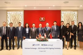 出席谅解备忘录签字仪式的代表们。图自越通社