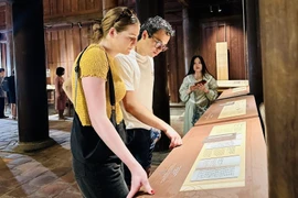 国际游客了解河内历史文化。图自互联网