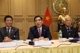 越南驻泰国大使范越雄（左二）在会议上发表讲话。图自越通社