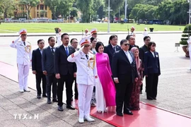 马来西亚国会下议院议长佐哈里拜谒胡志明主席陵。图自越通社