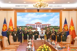 阮新疆大将会见前来出席AMICLC-1的东盟各国代表团团长。图自越通社