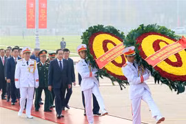 越南党和国家领导人拜谒胡志明主席陵。图自越通社