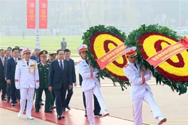 越南党和国家领导人拜谒胡志明主席陵。图自越通社