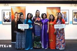 制片人兼导演枚秋玄与观众合影。图自越通社