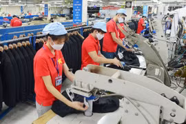 10号纺织公司的出口服装生产线。图自《新河内报》
